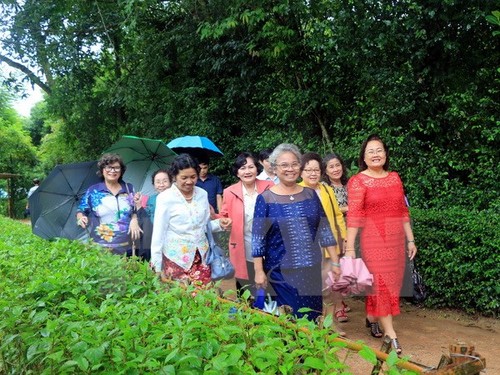Uong Chu Luu rencontre des anciens enseignants vietnamiens en Thaïlande - ảnh 1
