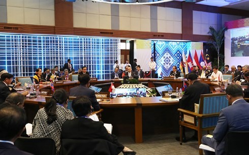 Nguyên Xuân Phuc à la séance plénière du 31ème sommet de l’ASEAN - ảnh 1