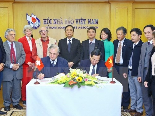 Une délégation de l'Association de la Presse étrangère en Suisse et au Liechtenstein au Vietnam - ảnh 1
