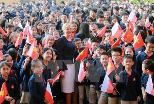 L’épouse du président polonais à l’école Marie Curie à Hanoi - ảnh 1
