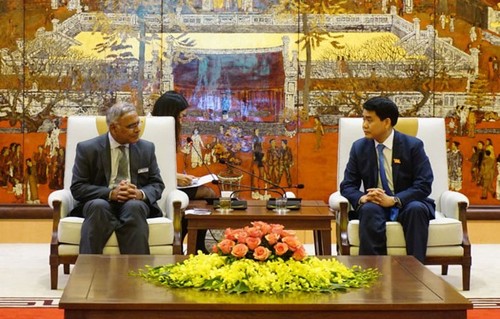 Le président du comité populaire de Hanoi reçoit des invités internationaux - ảnh 2