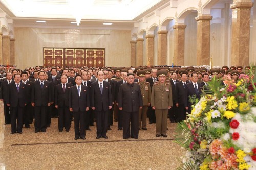 Kim Jong-un au mausolée de Kumsusan pour le 6e anniversaire du décès de son père - ảnh 1