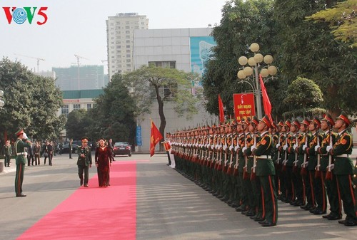 Nguyên Thi Kim Ngân visite le commandement militaire de la capitale - ảnh 1
