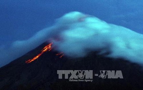 Philippines : le volcan Mayon menace d’entrer en éruption, des milliers d'habitants évacués - ảnh 1