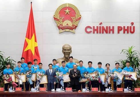 Le Premier ministre reçoit les footballeurs U23 - ảnh 1