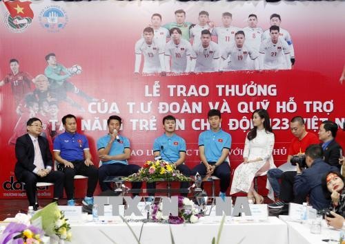 L’Union de la jeunesse communiste Ho Chi Minh récompense la sélection U23 - ảnh 2