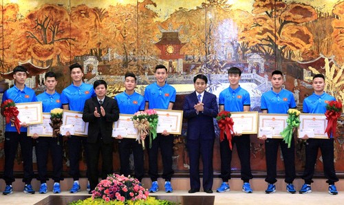 Football: Hanoi honore l’équipe des moins de 23 ans  - ảnh 1