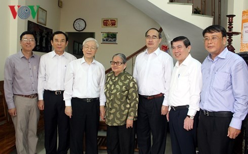 Le secrétaire général Nguyen Phu Trong rend hommage à d’anciens dirigeants du Parti - ảnh 2
