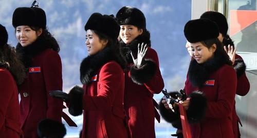 Les pom-pom girls nord-coréennes débarquent tout sourire pour les JO - ảnh 1