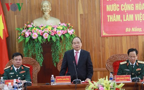 Têt : Nguyen Xuan Phuc présente ses vœux aux soldats de la 5ème zone militaire - ảnh 1