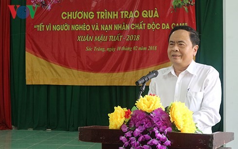 Tran Thanh Man distribue des cadeaux du Têt à Soc Trang - ảnh 2