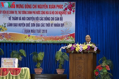 Nguyen Xuan Phuc rencontre des responsables du district de Que Son - ảnh 1