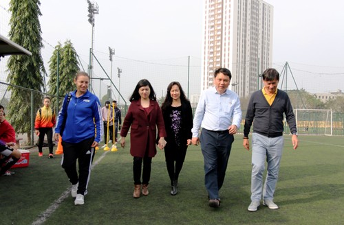 La FIFA lance un projet de football féminin au Vietnam - ảnh 1