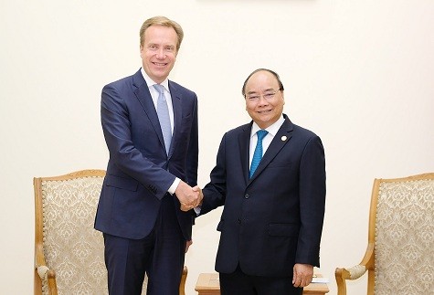 Nguyên Xuân Phuc rencontre le président du Forum économique mondial - ảnh 1