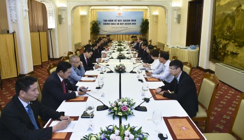 Nguyên Xuân Phuc rencontre le président du Forum économique mondial - ảnh 3