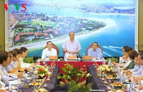 Le Premier ministre Nguyên Xuân Phuc travaille avec les dirigeants de Quang Binh - ảnh 1