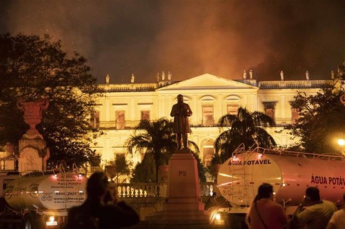 Un incendie ravage le Musée National de Rio de Janeiro, joyau culturel du Brésil - ảnh 1
