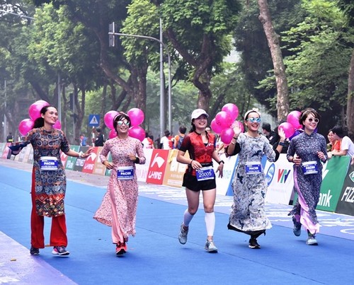 Plus de 2.600 sportifs courent pour le patrimoine de Hanoi - ảnh 1