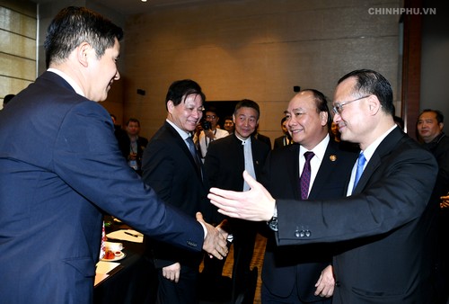 Le Premier ministre vietnamien rencontre des entreprises chinoises - ảnh 1