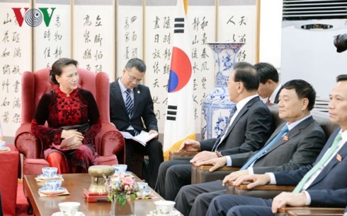 Nguyên Thi Kim Ngân reçoit le consul général honoraire du Vietnam à Busan-Kyeongnam - ảnh 1