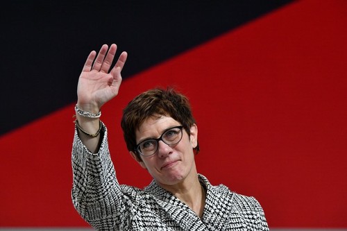 Annegret Kramp-Karrenbauer succède à Angela Merkel à la tête de la CDU - ảnh 1