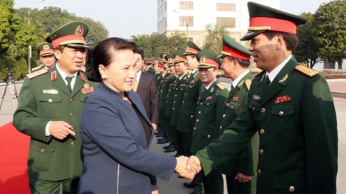 Activités à l’occasion de l’anniversaire de l’Armée populaire vietnamienne - ảnh 1