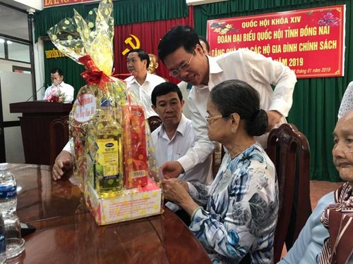 Des dirigeants vietnamiens offrent des cadeaux du Têt aux démunis - ảnh 2