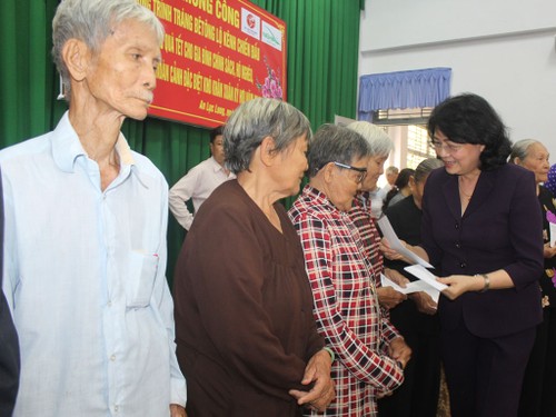 Long An: Dang Thi Ngoc Thinh offre des cadeaux aux bénéficiaires des politiques sociales - ảnh 1