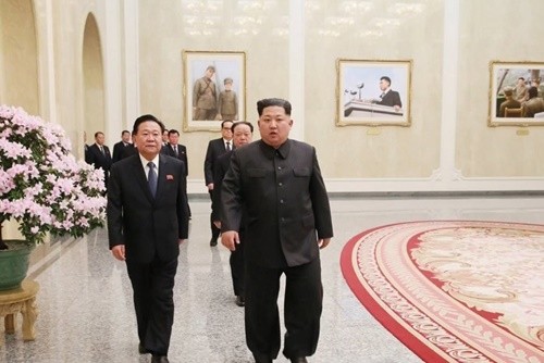 Anniversaire de Kim Jong-il : Kim Jong-un se rend au palais du Soleil - ảnh 1