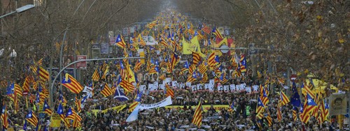 Espagne : au moins 200.000 manifestants à Barcelone contre le procès des indépendantistes - ảnh 1