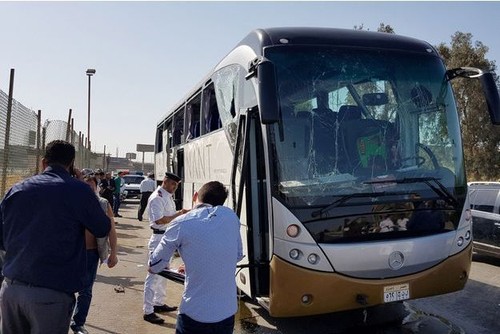 Égypte : une attaque à la bombe contre un bus de touristes près des pyramides  - ảnh 1