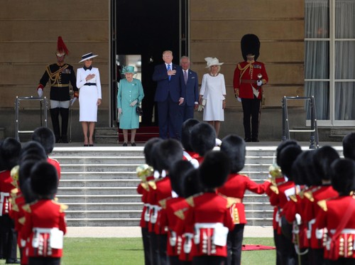 Donald Trump reçu par la reine Elizabeth II - ảnh 1