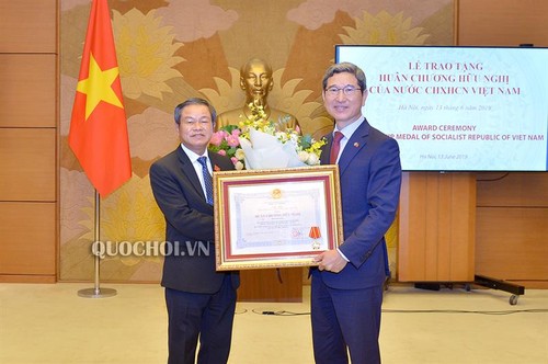 Dô Ba Ty décore le président du groupe parlementaire d’amitié   République de Corée-Vietnam - ảnh 1