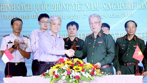 Le Vietnam et Singapour intensifient leur coopération dans la défense - ảnh 1