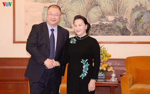 Nguyên Thi Kim Ngân rencontre des magnats chinois des télécommunications  - ảnh 1