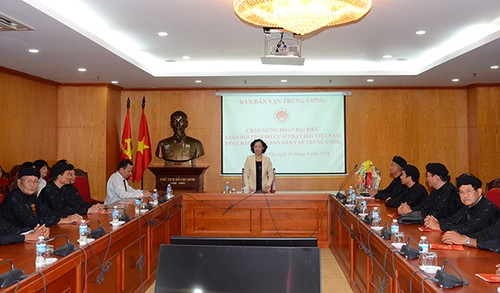 Réception de dignitaires bouddhistes par la présidente de la Commission de sensibilisation auprès de la population, Truong Thi Mai - ảnh 1