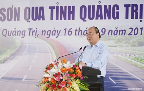 Nguyên Xuân Phuc lance la mise en chantier de l’autoroute Cam Lô - La Son - ảnh 1