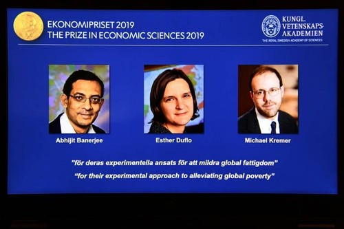 Le Nobel d’économie à Esther Duflo, Michael Kremer et Abhijit Banerjee - ảnh 1
