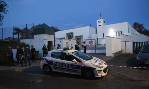 Attaque d'une mosquée à Bayonne (France): deux blessés graves, le suspect arrêté - ảnh 1