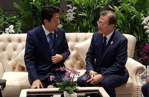 Rencontre entre Moon Jae-in et Abe Shinzo à Bangkok - ảnh 1