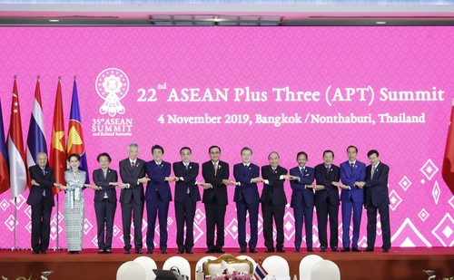 Le 35e Sommet d’ASEAN: Le Premier ministre Nguyên Xuân Phuc participe au 22e sommet ASEAN+3 - ảnh 1