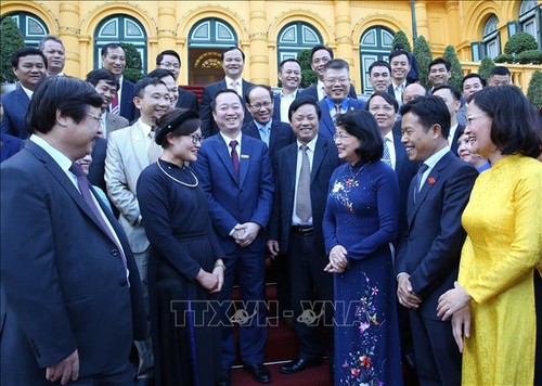 La vice-présidente de la République Dang Thi Ngoc Thinh rencontre des formateurs émérites  - ảnh 1
