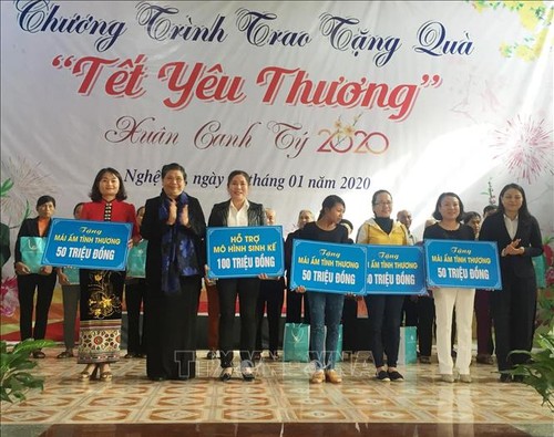 L’Union des femmes vietnamiennes offre des cadeaux aux familles démunies de Nghê An - ảnh 1