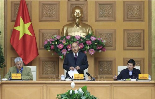 Le Premier ministre Nguyên Xuân Phuc travaille avec ses collaborateurs économiques - ảnh 1
