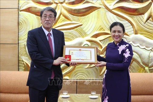 La médaille pour la paix et l’amitié remise à l’ambassadeur du Japon au Vietnam - ảnh 1