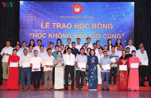 Dang Thi Ngoc Thinh remet des bourses d’études à des élèves du Nord - ảnh 1