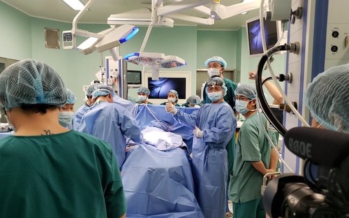 L’opération de séparation de soeurs siamoises : fierté de la médecine vietnamienne - ảnh 1