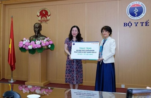 Sao Thai Duong remet 50.000 kits de test de Covid-19 au ministère de la Santé - ảnh 1