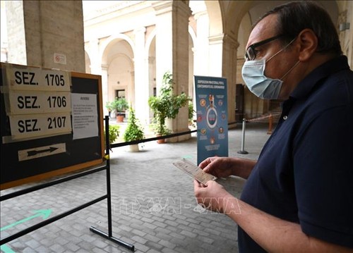 Italie: près d’un tiers des électeurs aux urnes dimanche malgré le coronavirus - ảnh 1