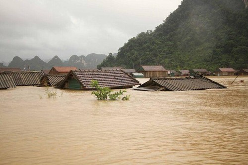 Des dégâts considérables causés par les crues et les inondations dans le Centre - ảnh 1